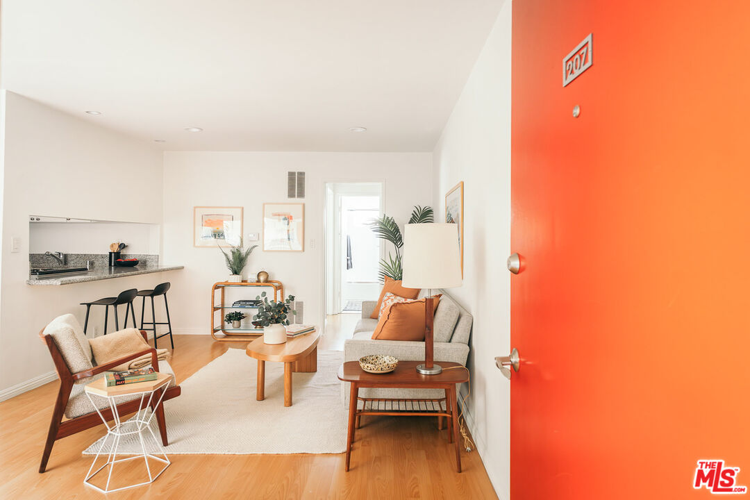 1930 N Vermont Ave Unit: 207