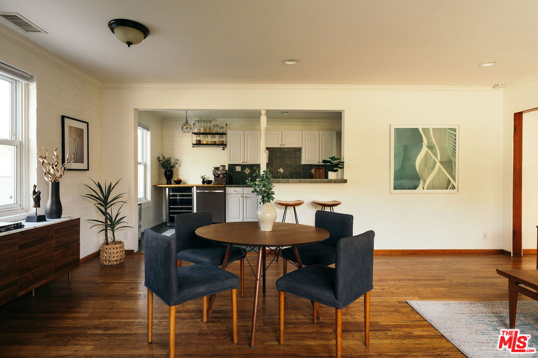 834 W Altadena Dr