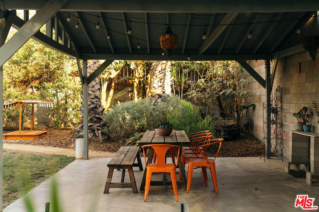834 W Altadena Dr