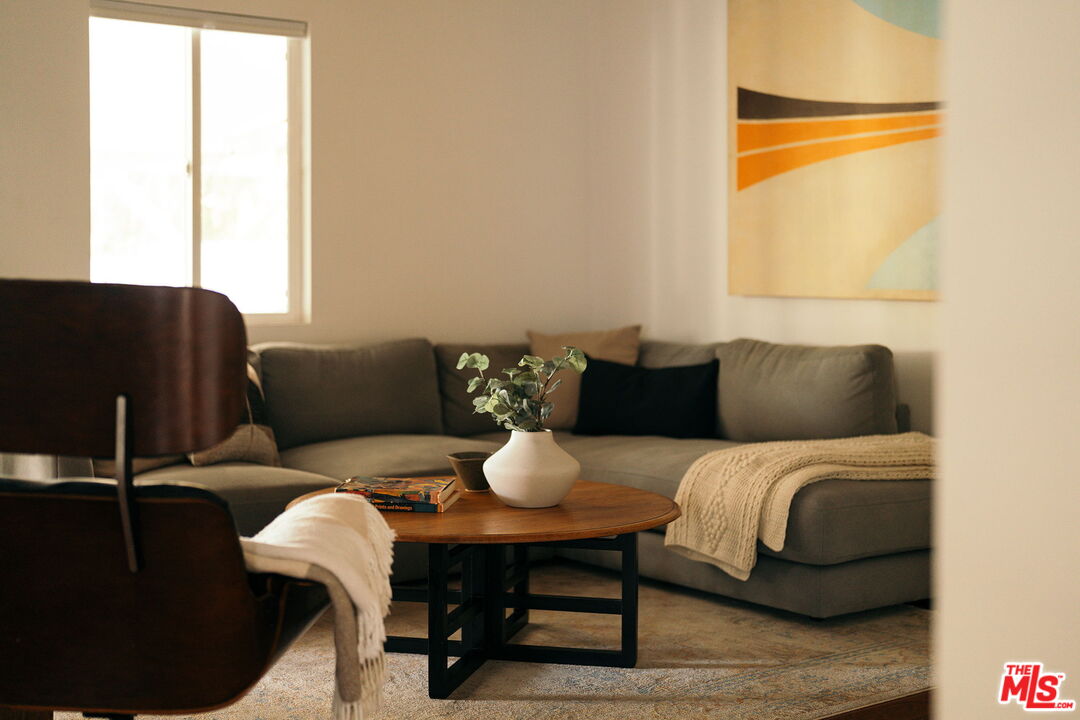 834 W Altadena Dr