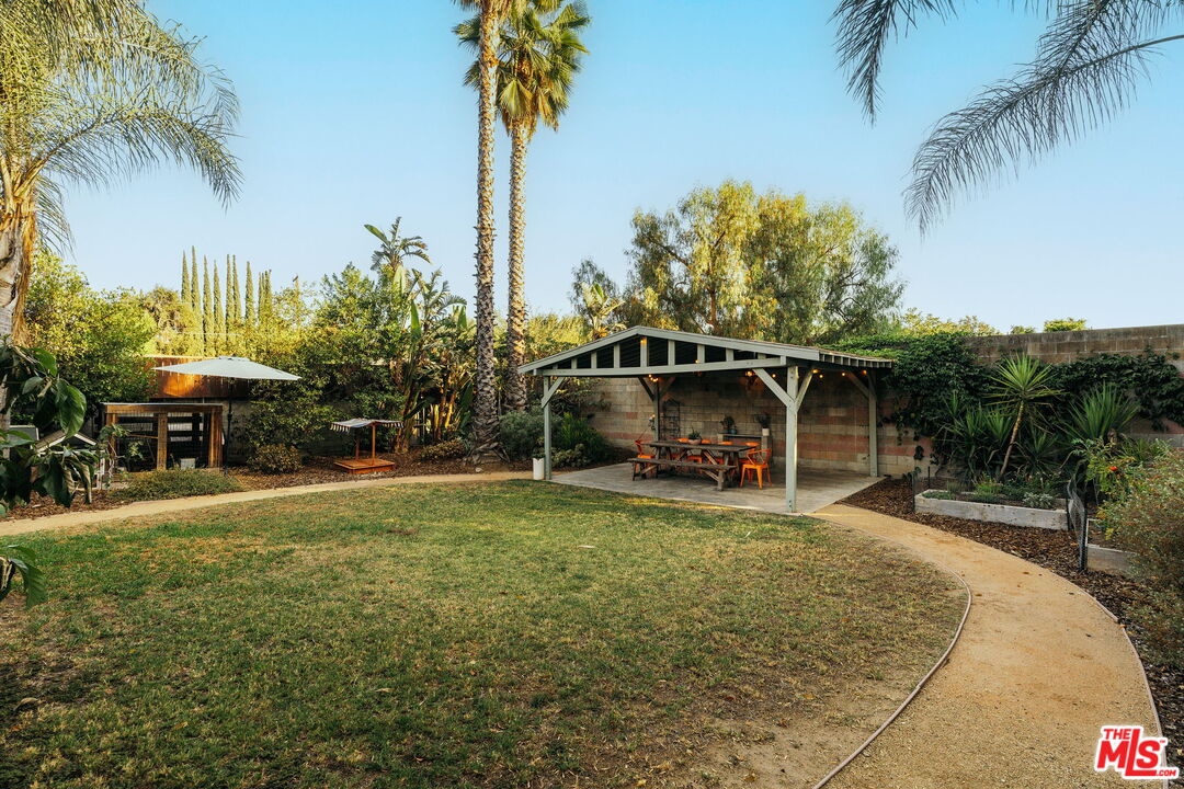 834 W Altadena Dr