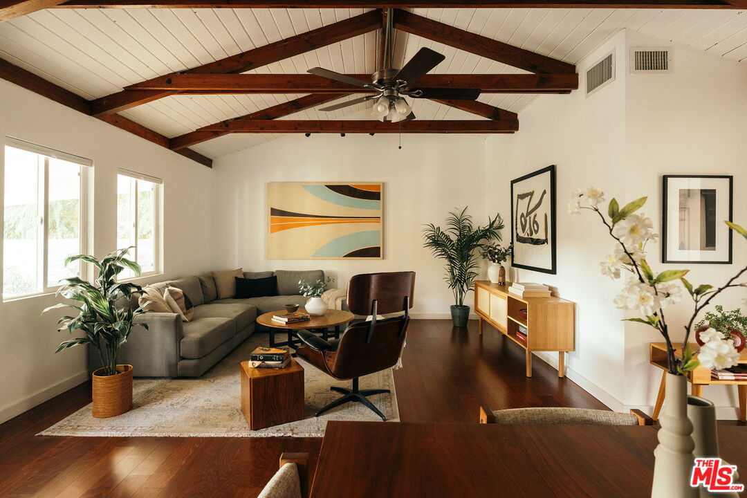 834 W Altadena Dr