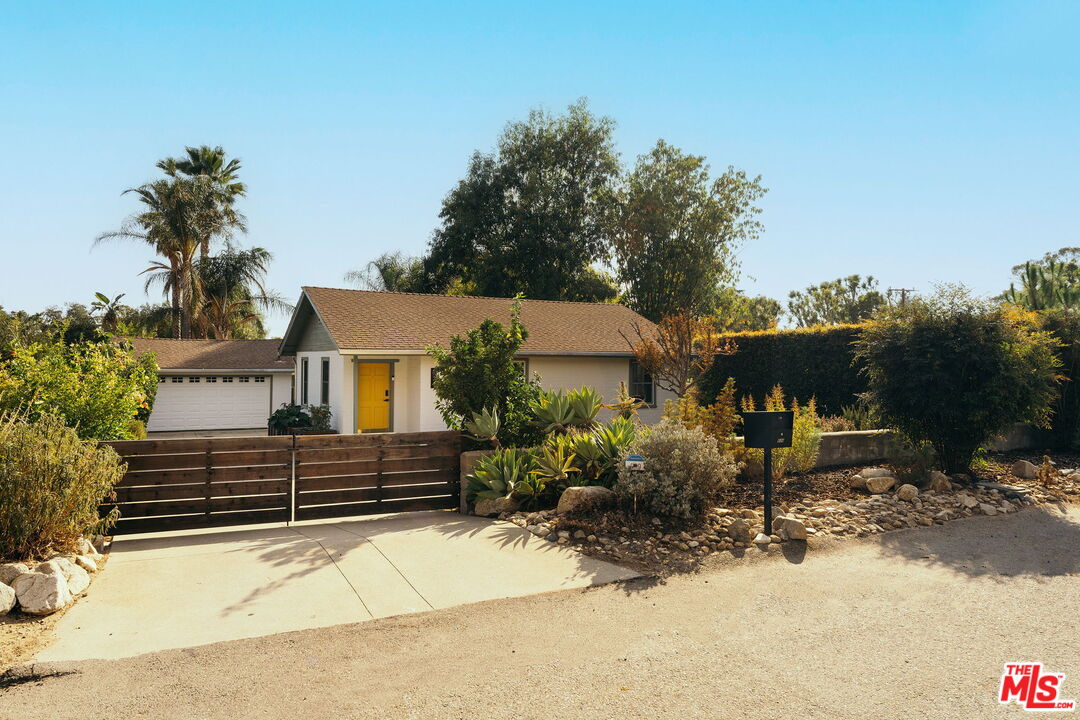 834 W Altadena Dr