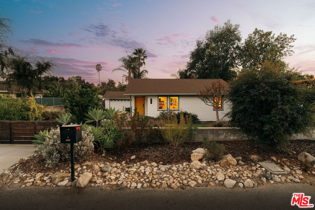 834 W Altadena Dr