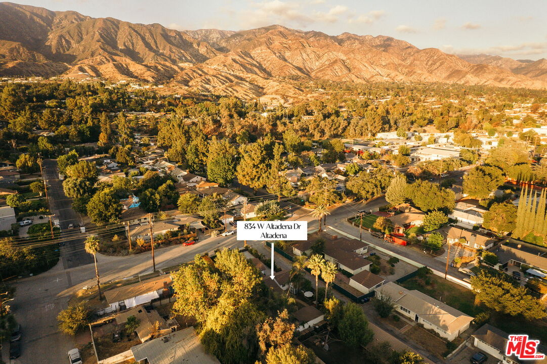 834 W Altadena Dr