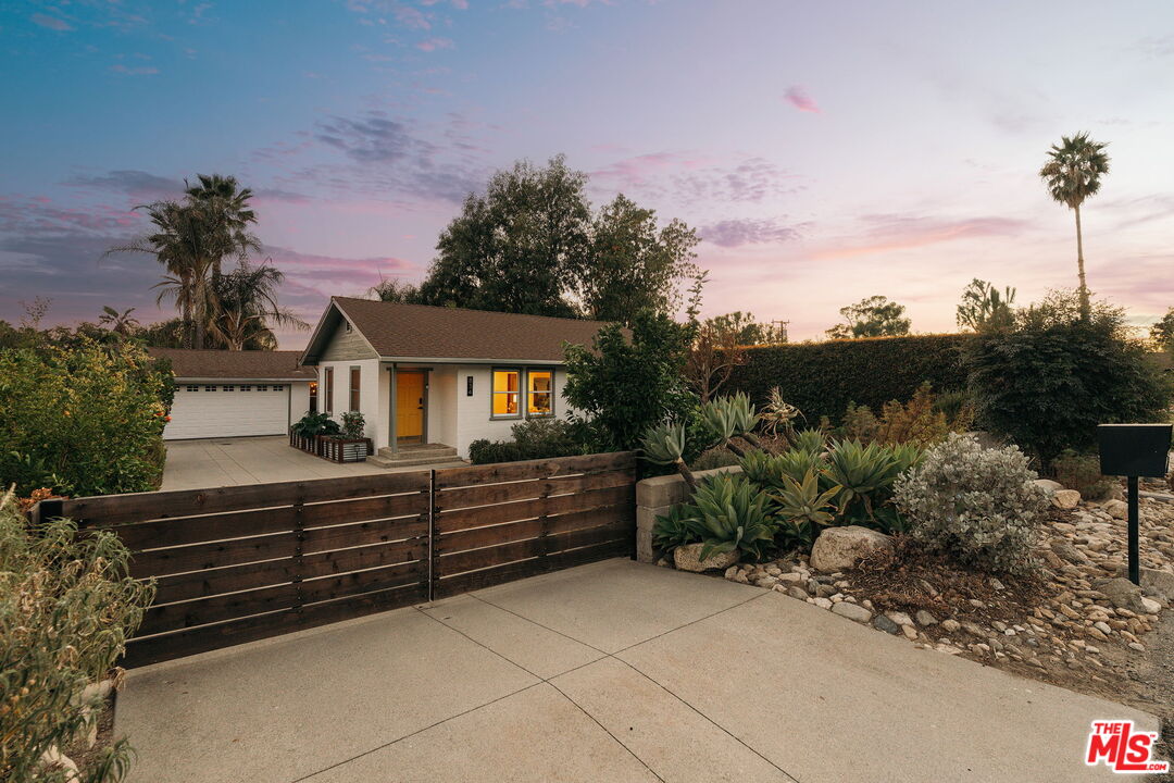 834 W Altadena Dr