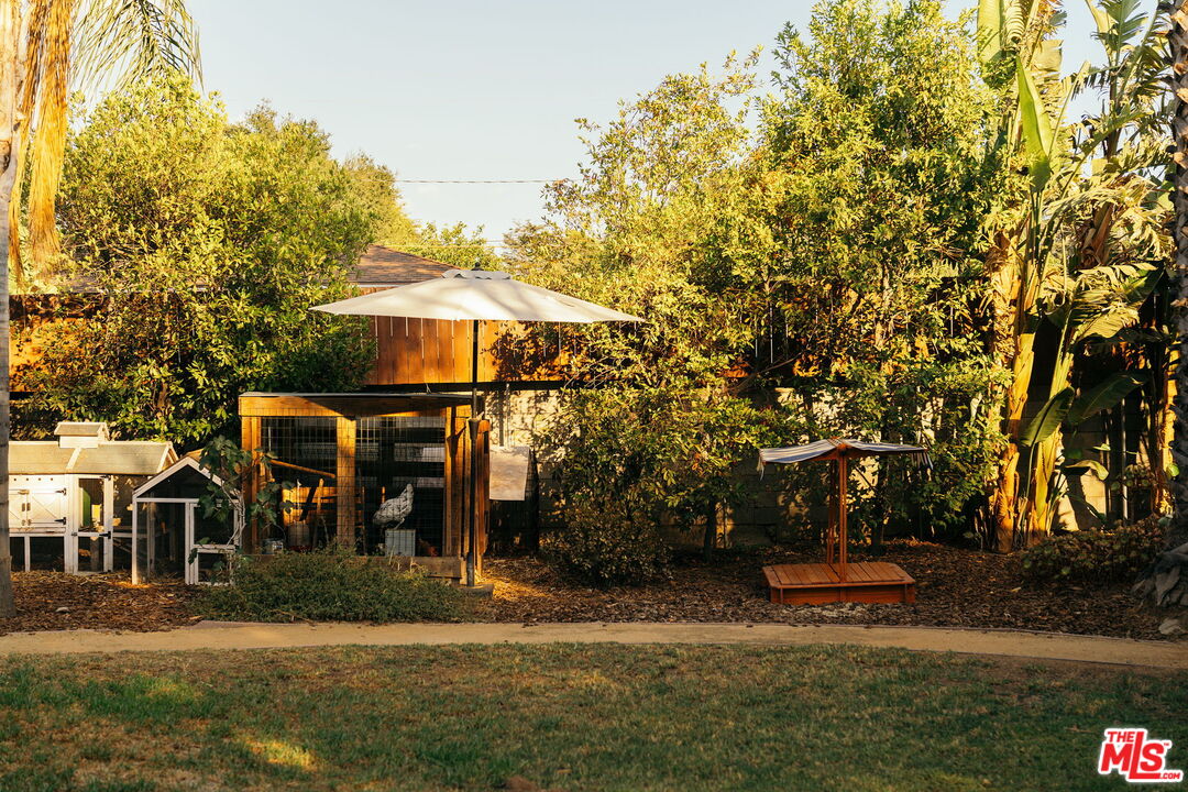 834 W Altadena Dr