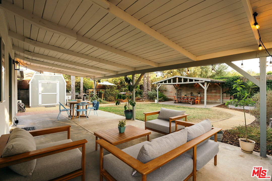 834 W Altadena Dr