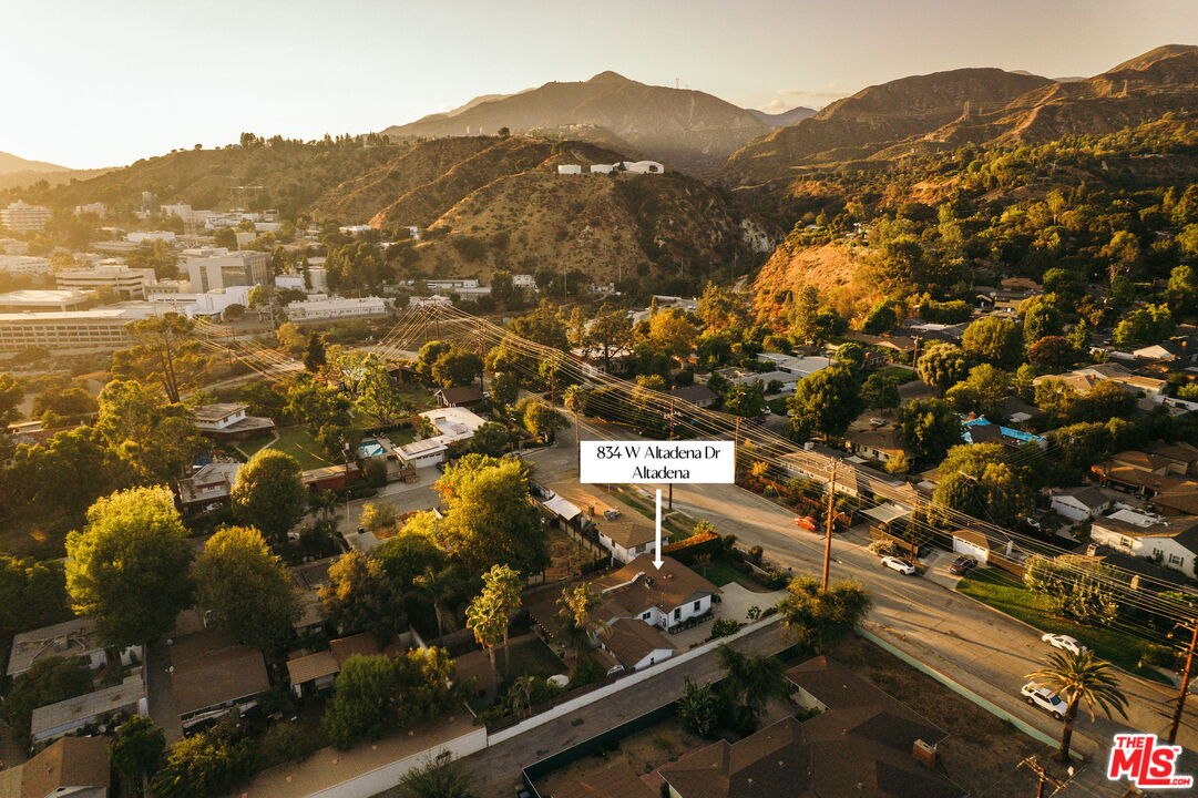 834 W Altadena Dr