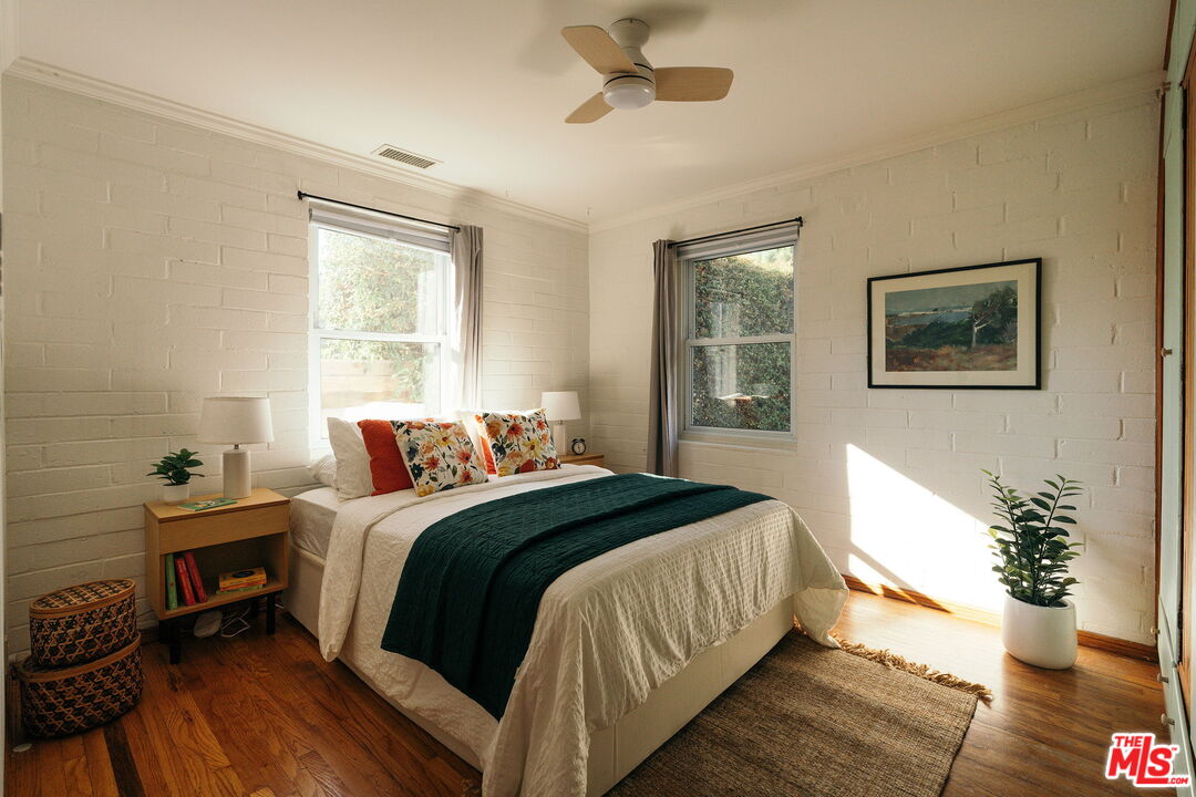 834 W Altadena Dr