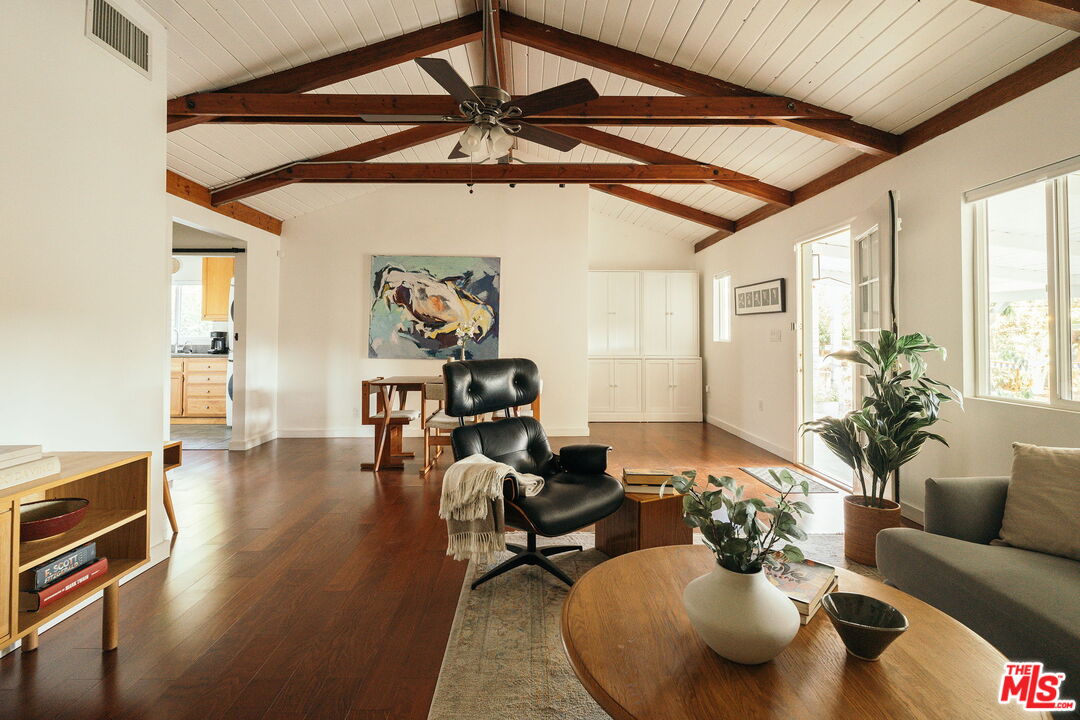 834 W Altadena Dr