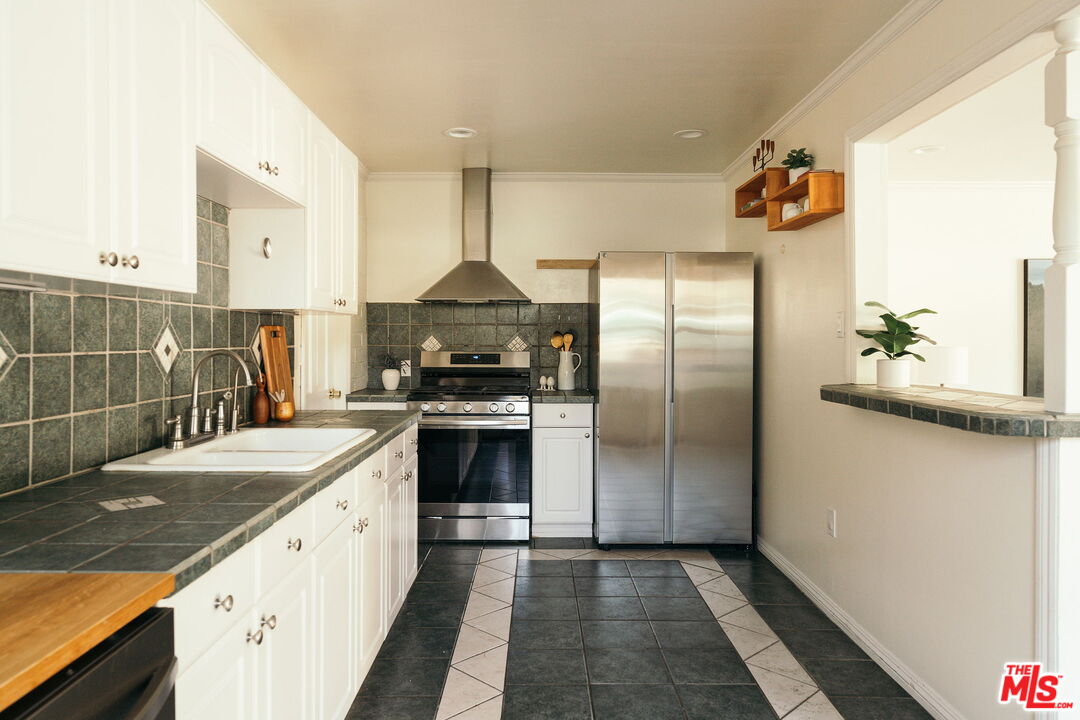 834 W Altadena Dr