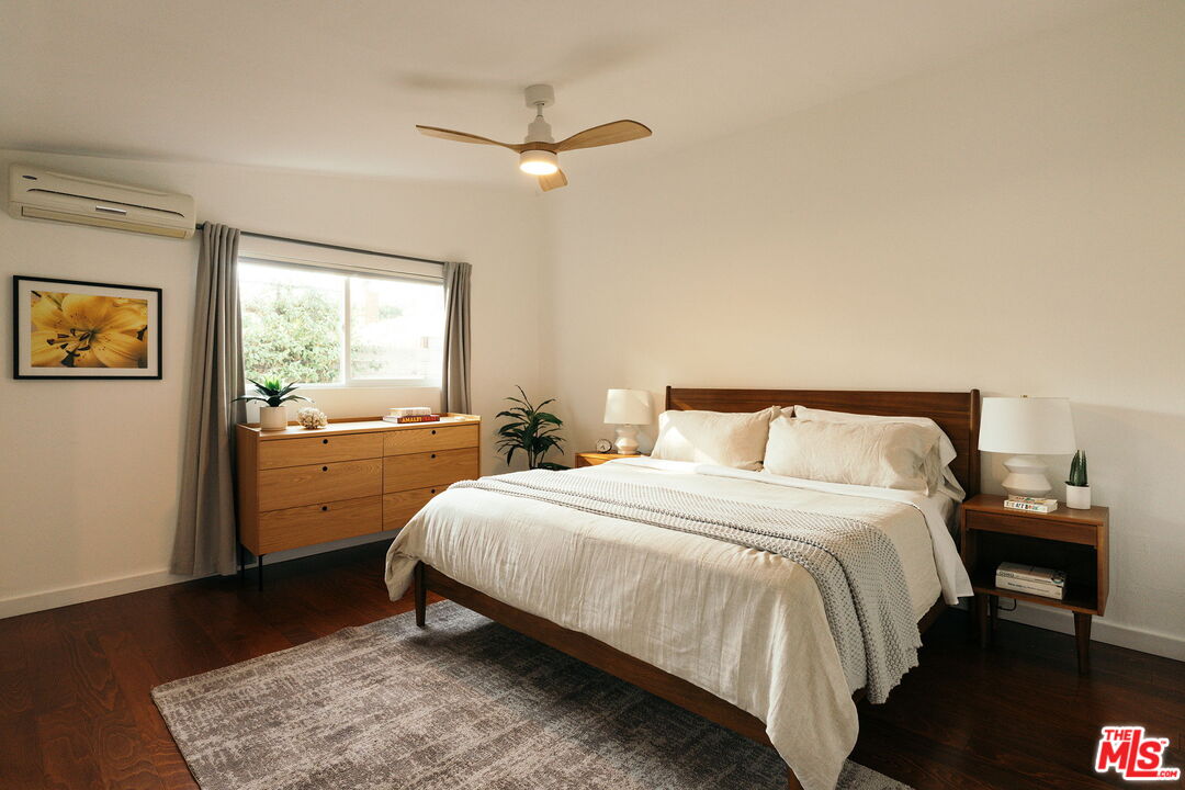 834 W Altadena Dr
