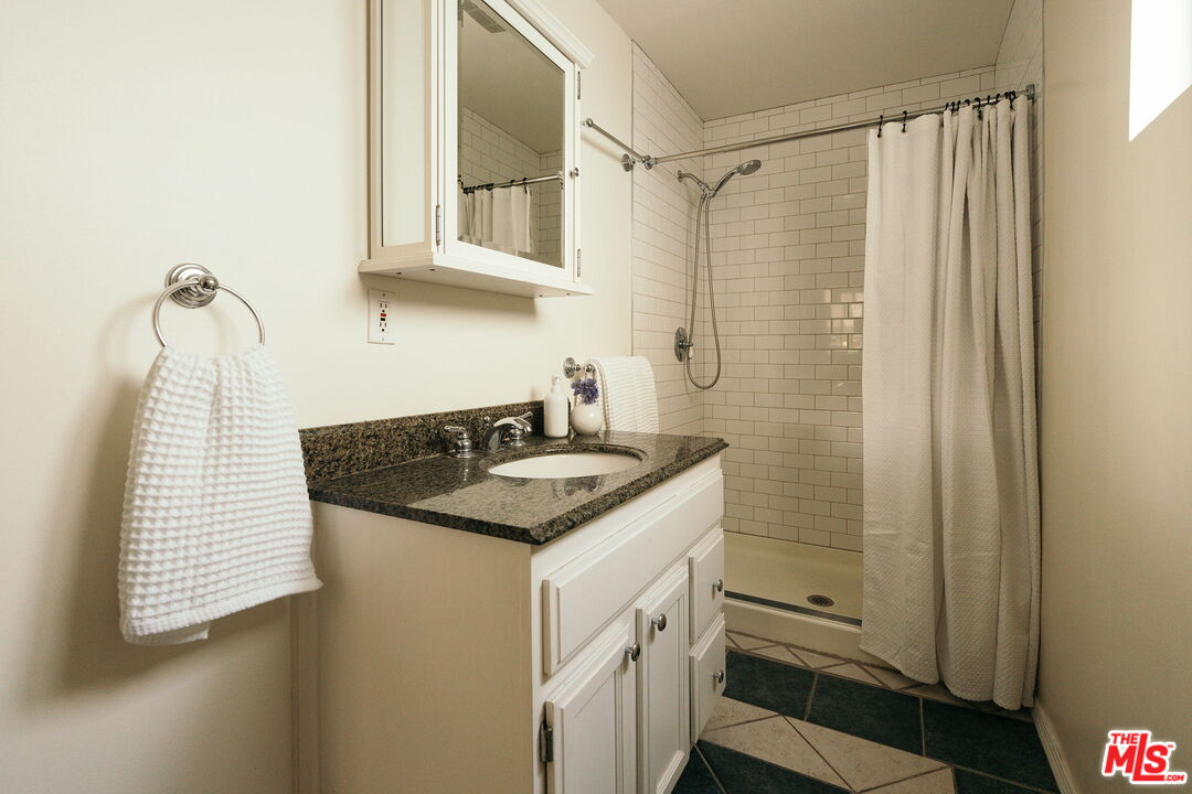 834 W Altadena Dr