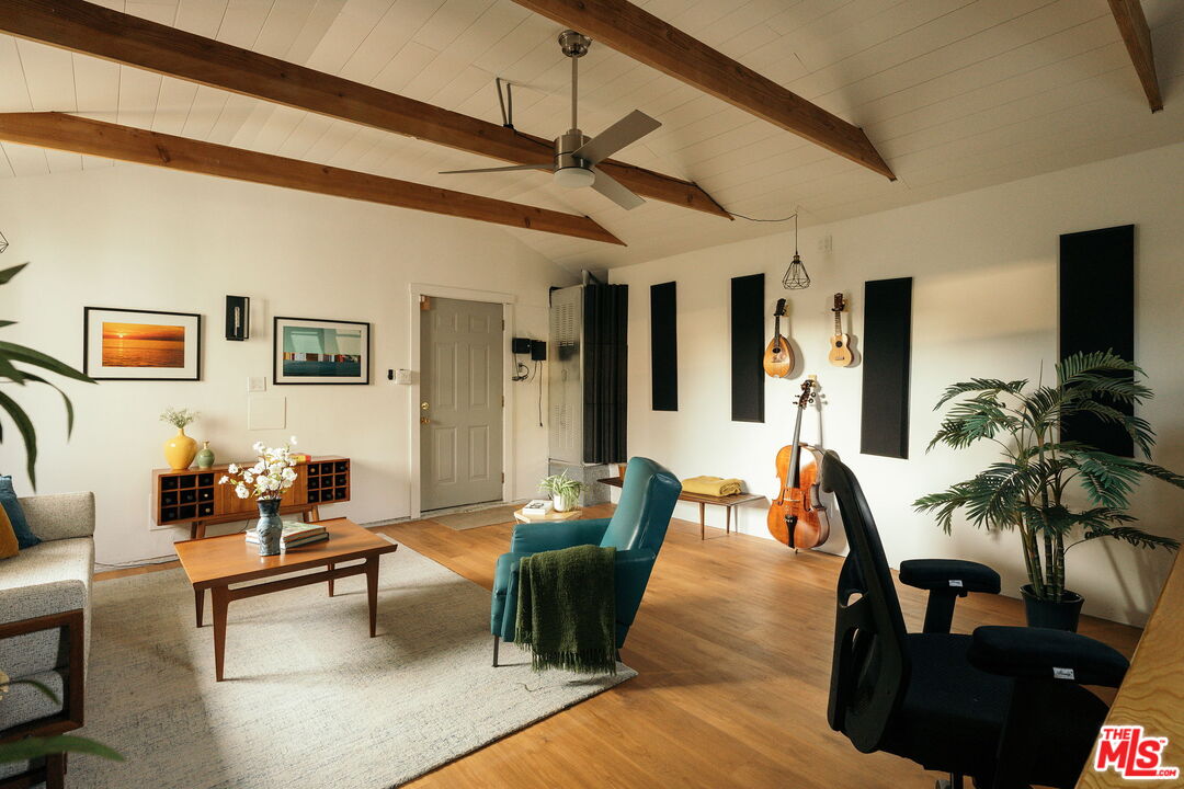 834 W Altadena Dr