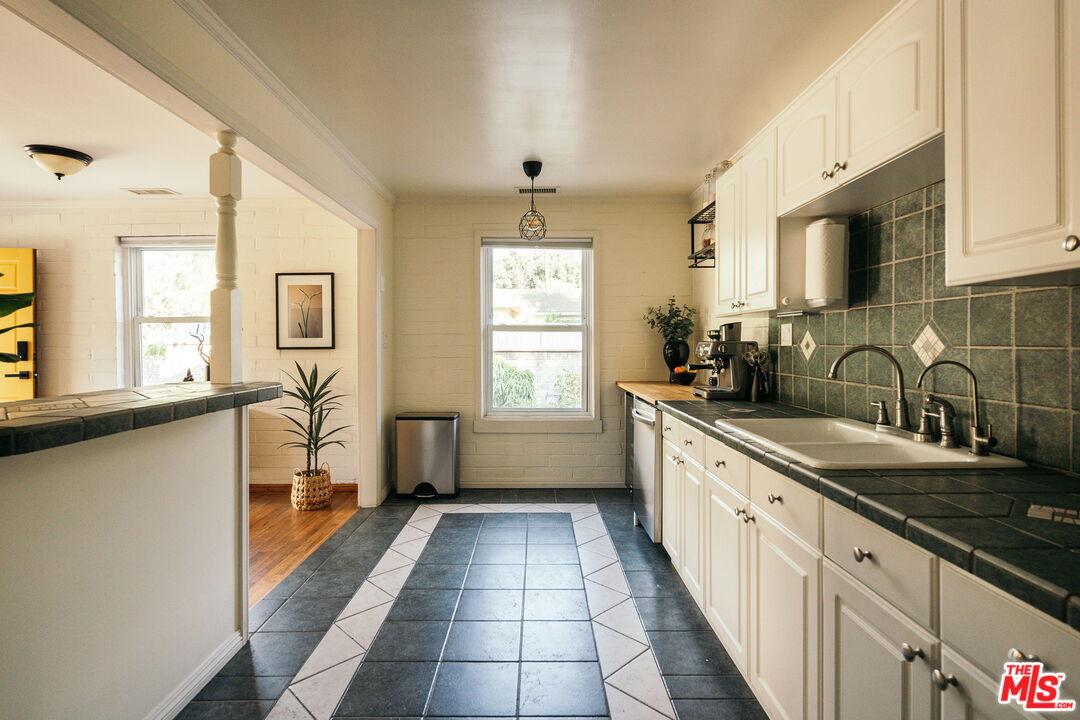 834 W Altadena Dr