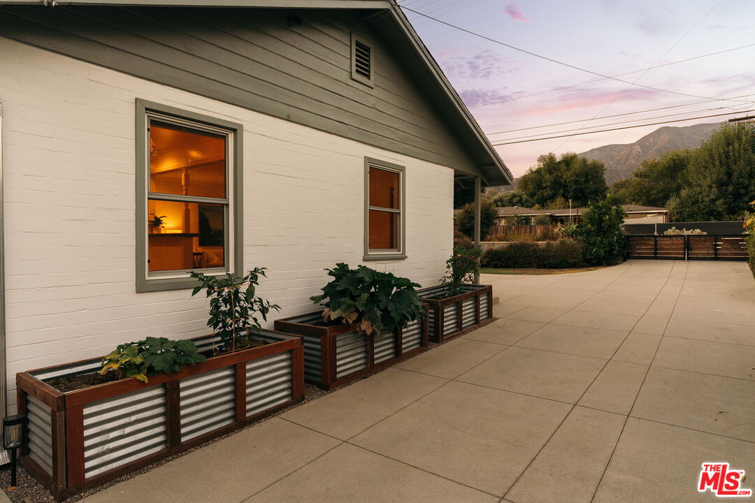 834 W Altadena Dr