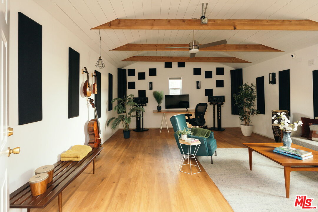 834 W Altadena Dr