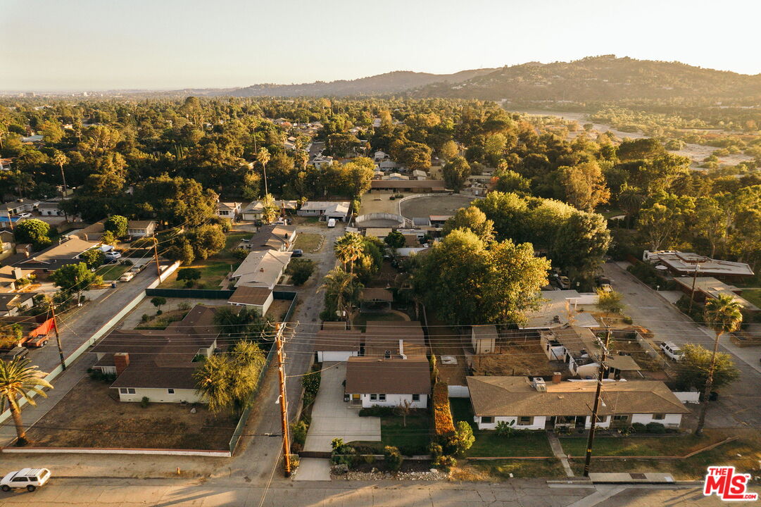 834 W Altadena Dr