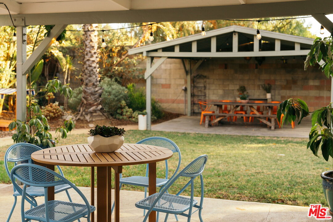 834 W Altadena Dr