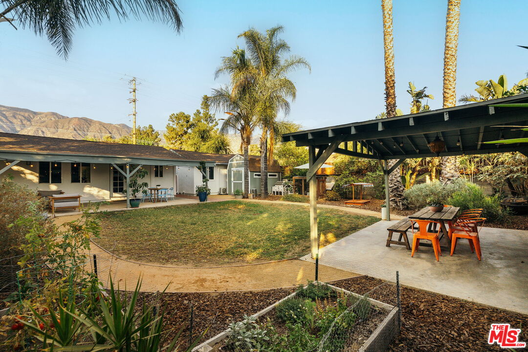 834 W Altadena Dr