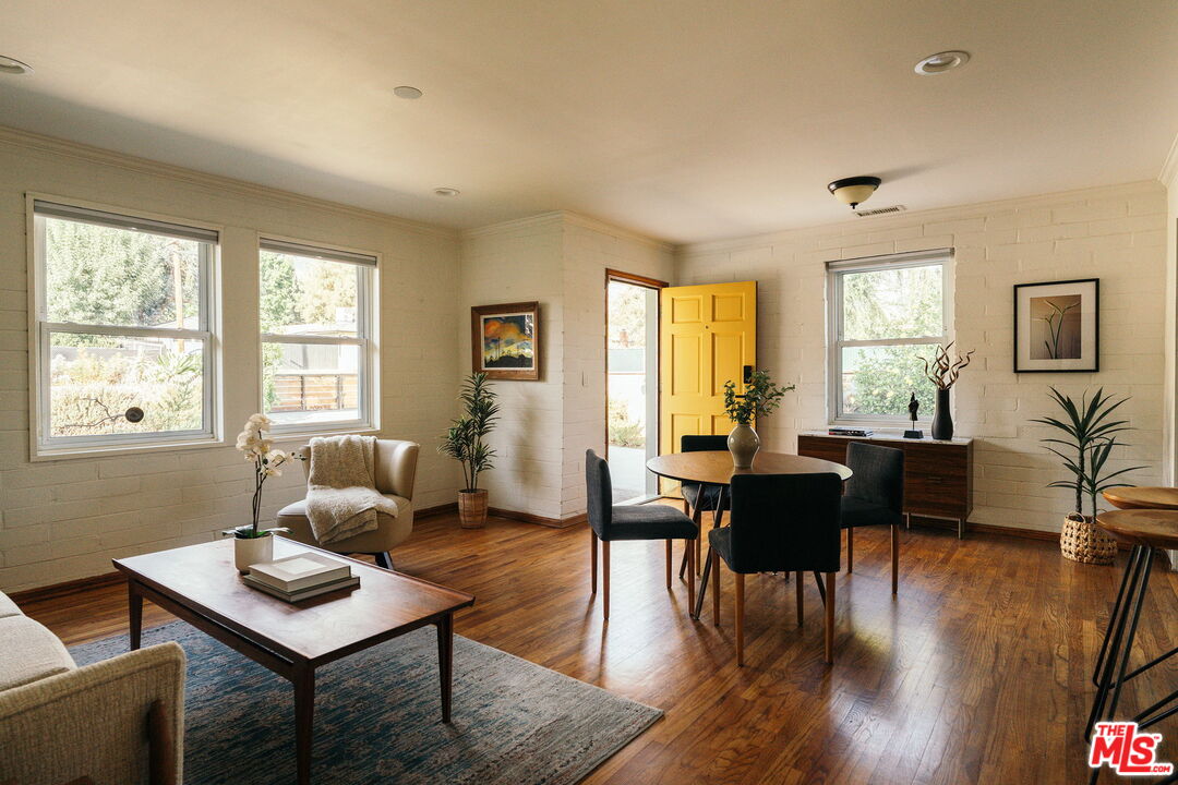 834 W Altadena Dr