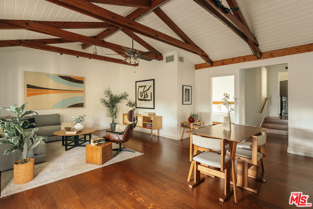 834 W Altadena Dr