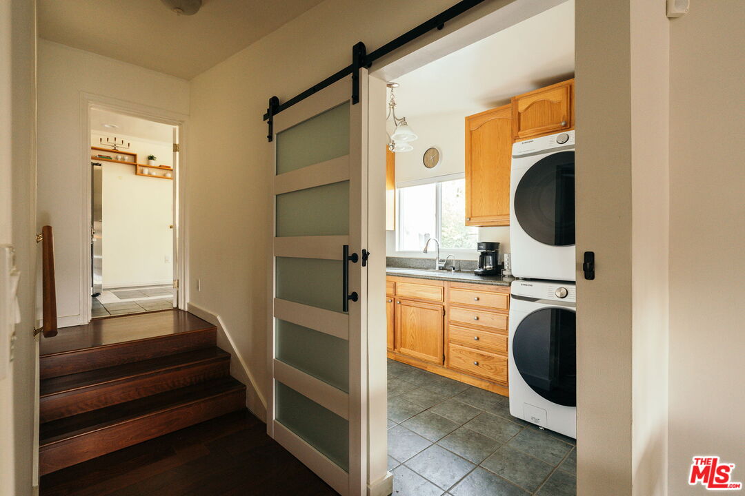 834 W Altadena Dr