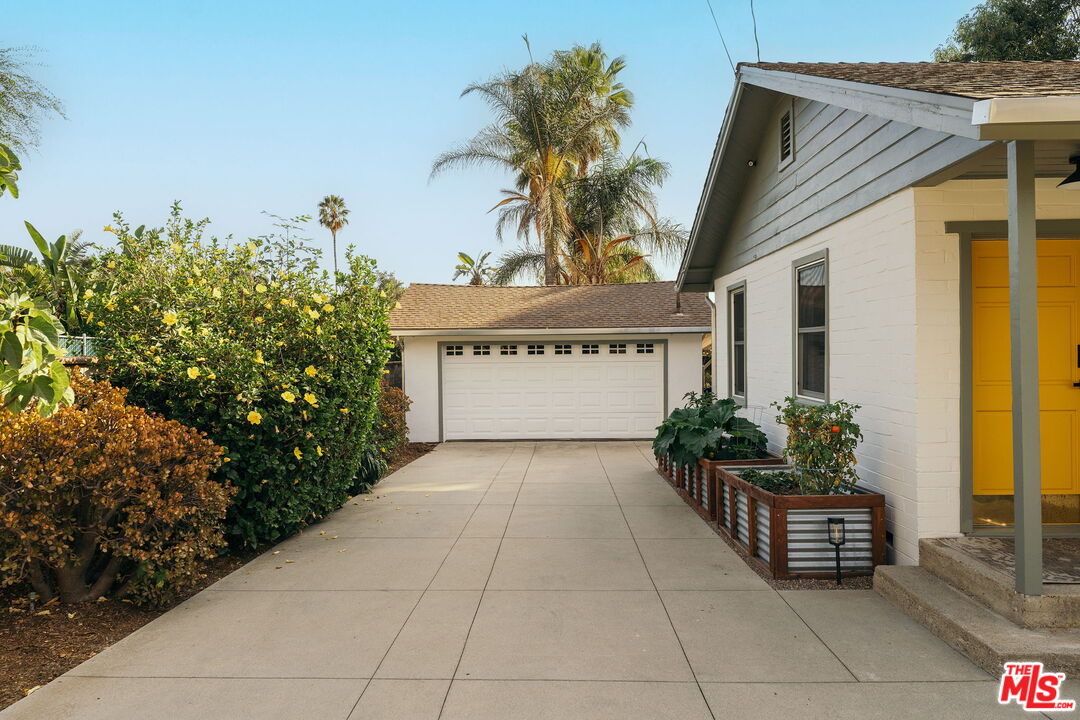 834 W Altadena Dr