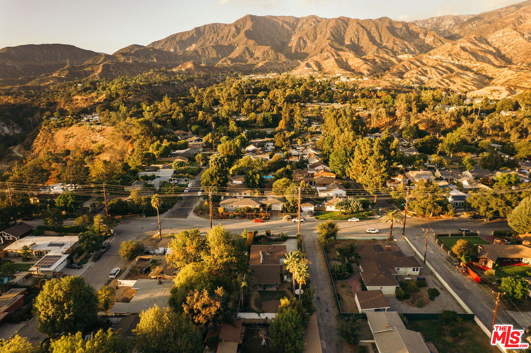 834 W Altadena Dr