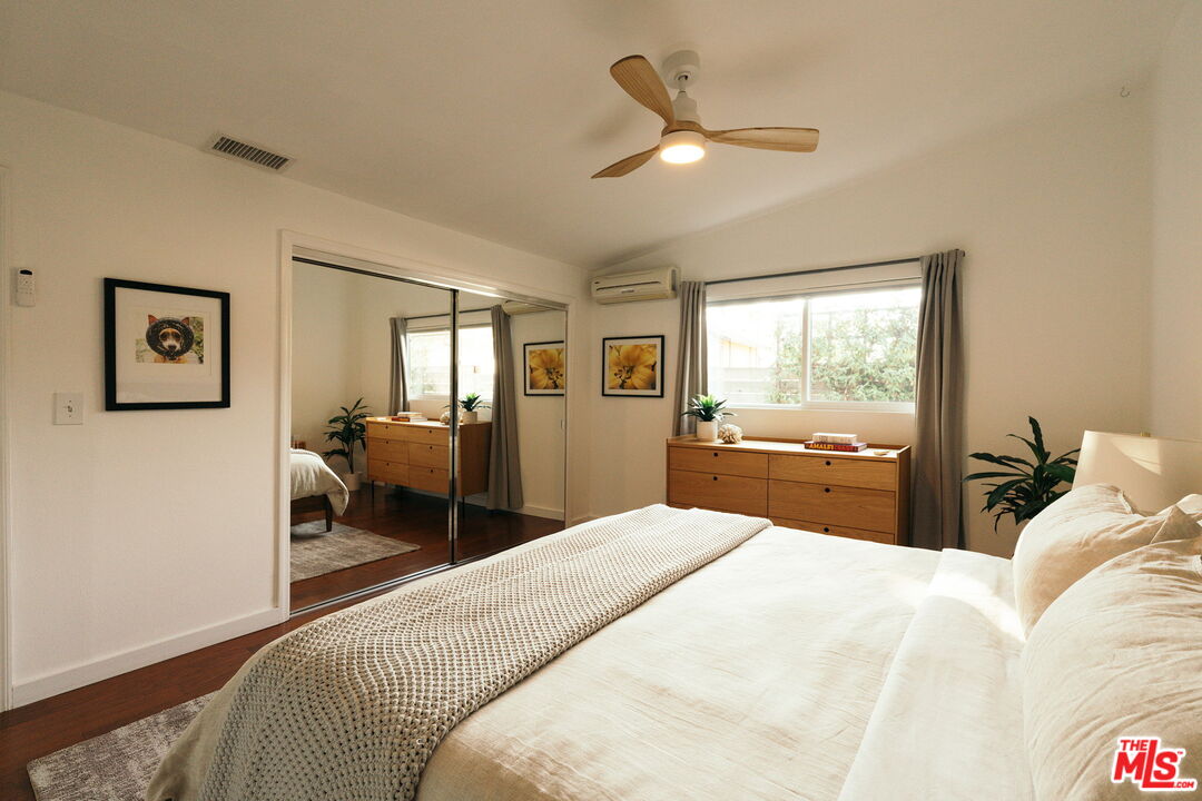 834 W Altadena Dr