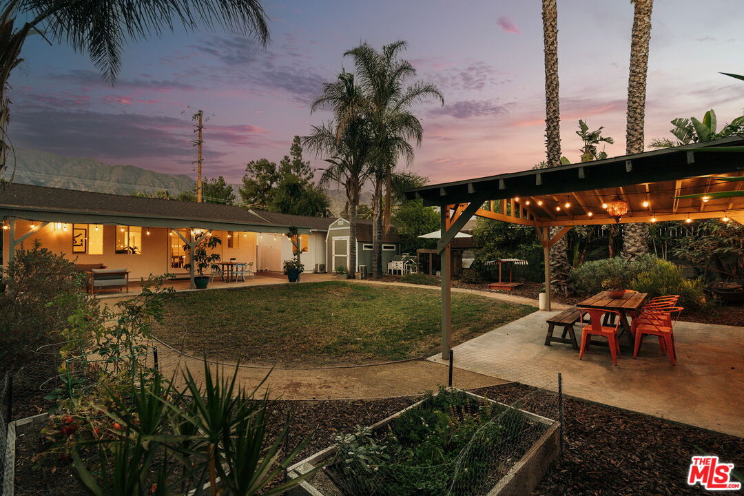 834 W Altadena Dr