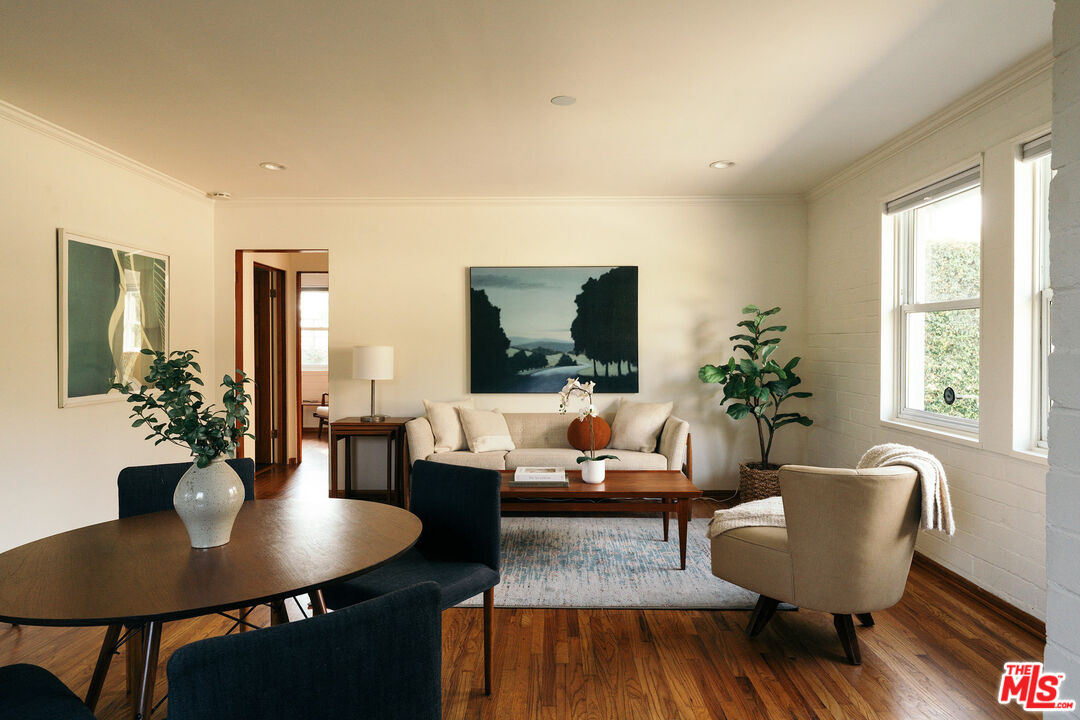 834 W Altadena Dr
