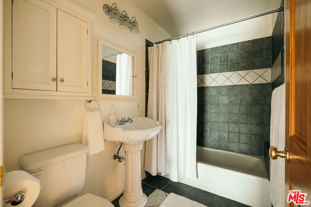 834 W Altadena Dr