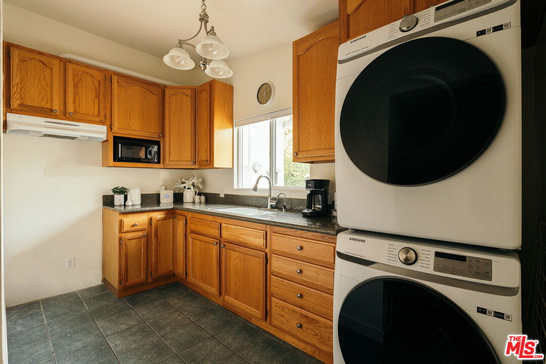 834 W Altadena Dr