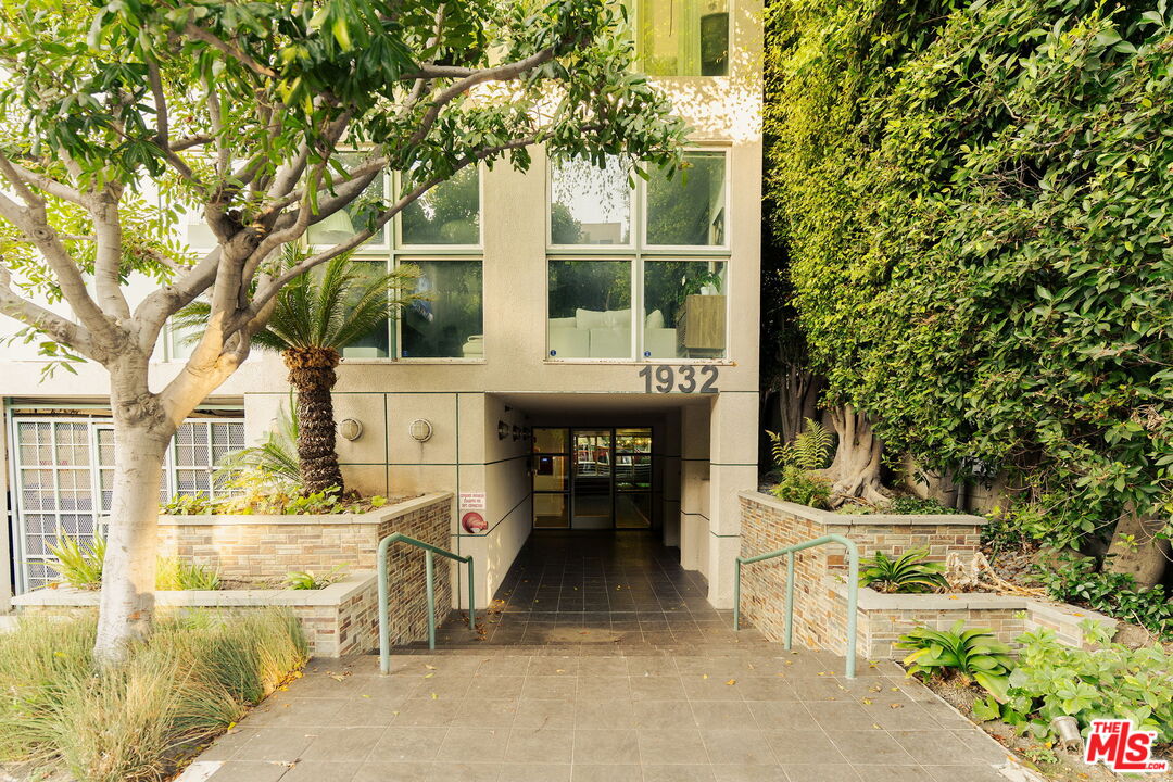 1932 Selby Ave Unit: 401