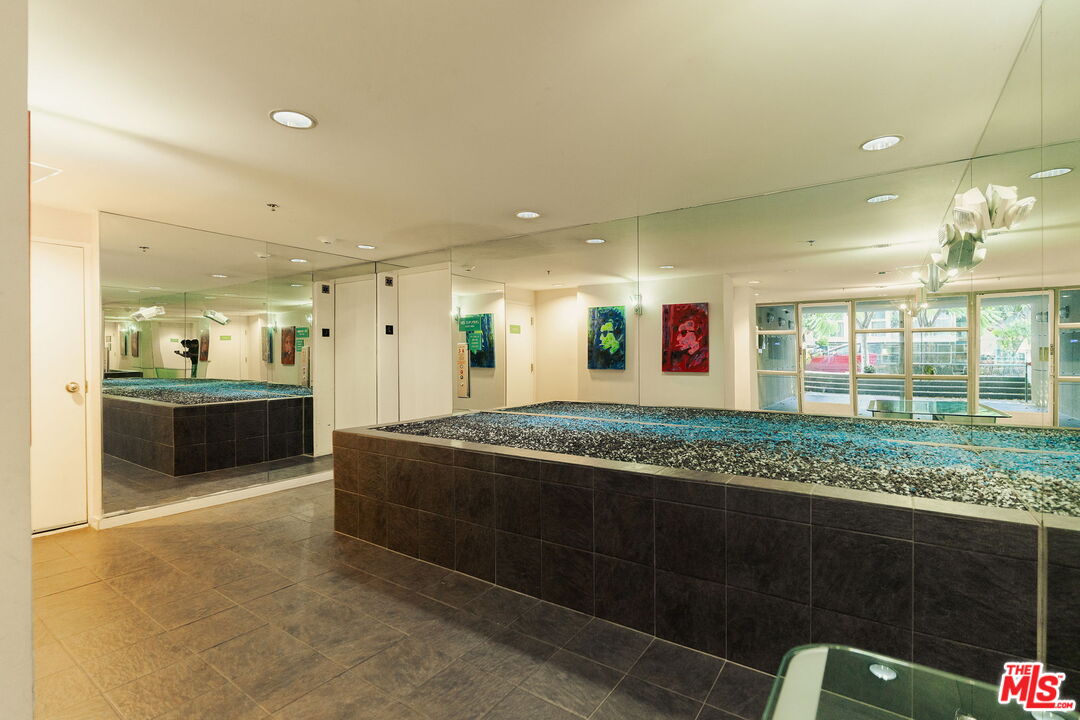 1932 Selby Ave Unit: 401