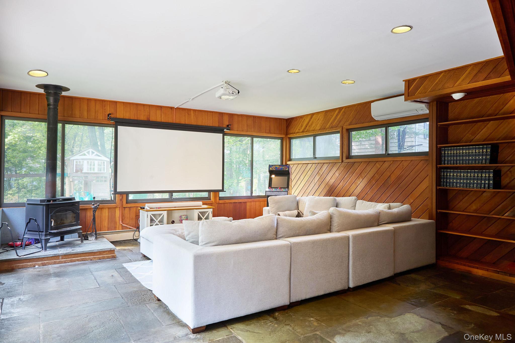 6 Algonquin Drive
