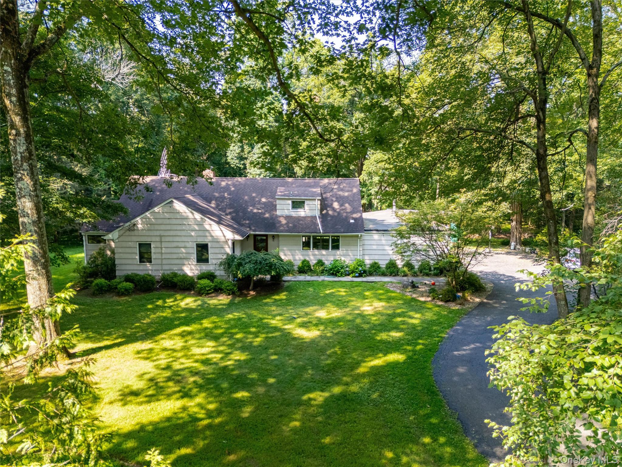 6 Algonquin Drive