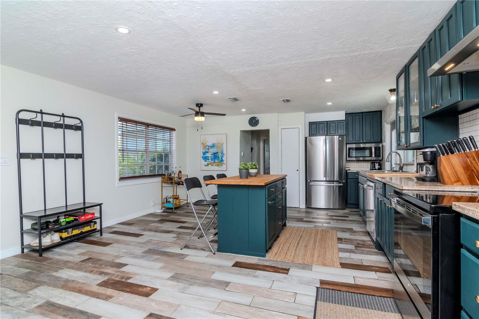 1528 W RIVER SHORE WAY