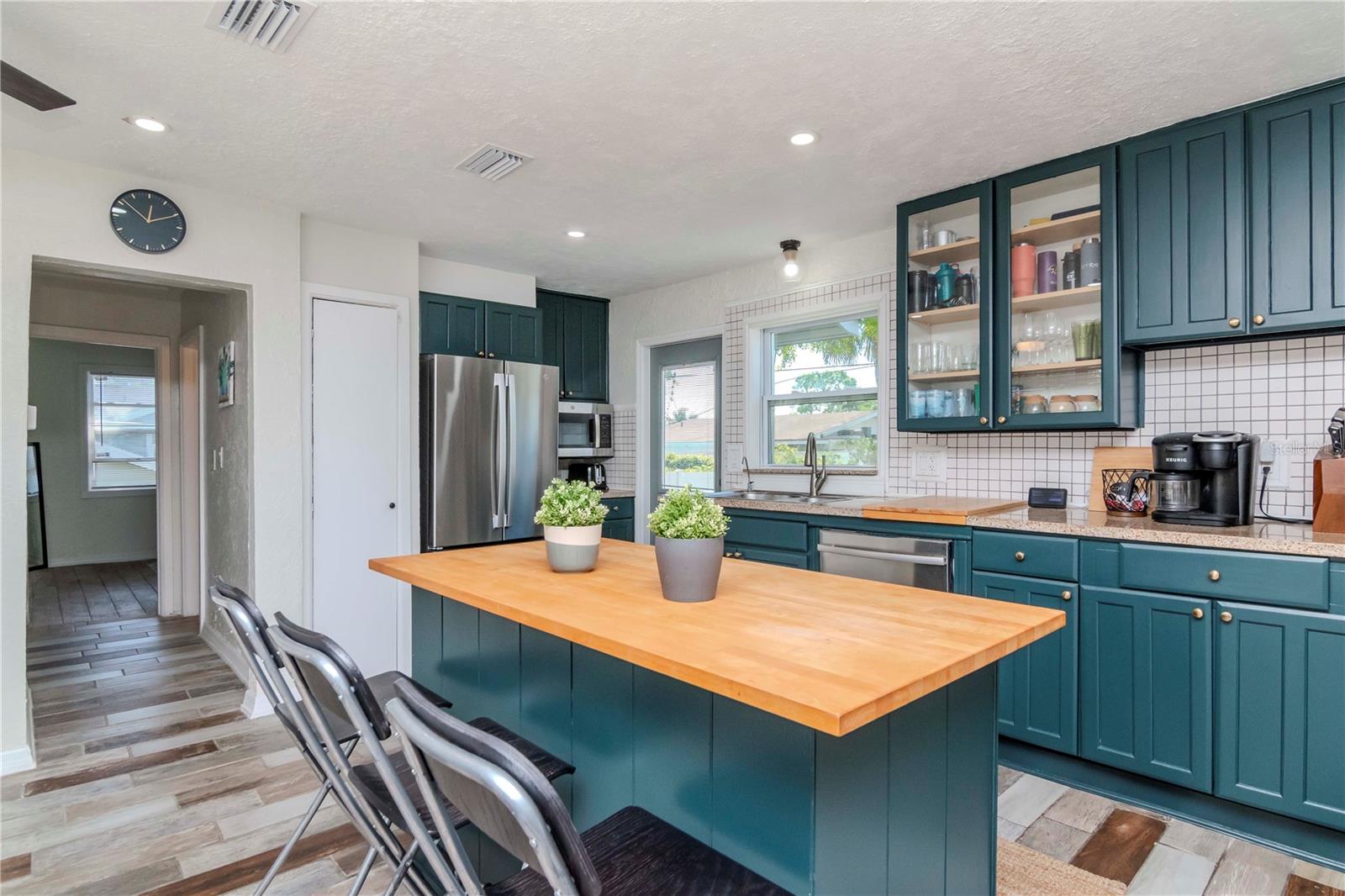 1528 W RIVER SHORE WAY
