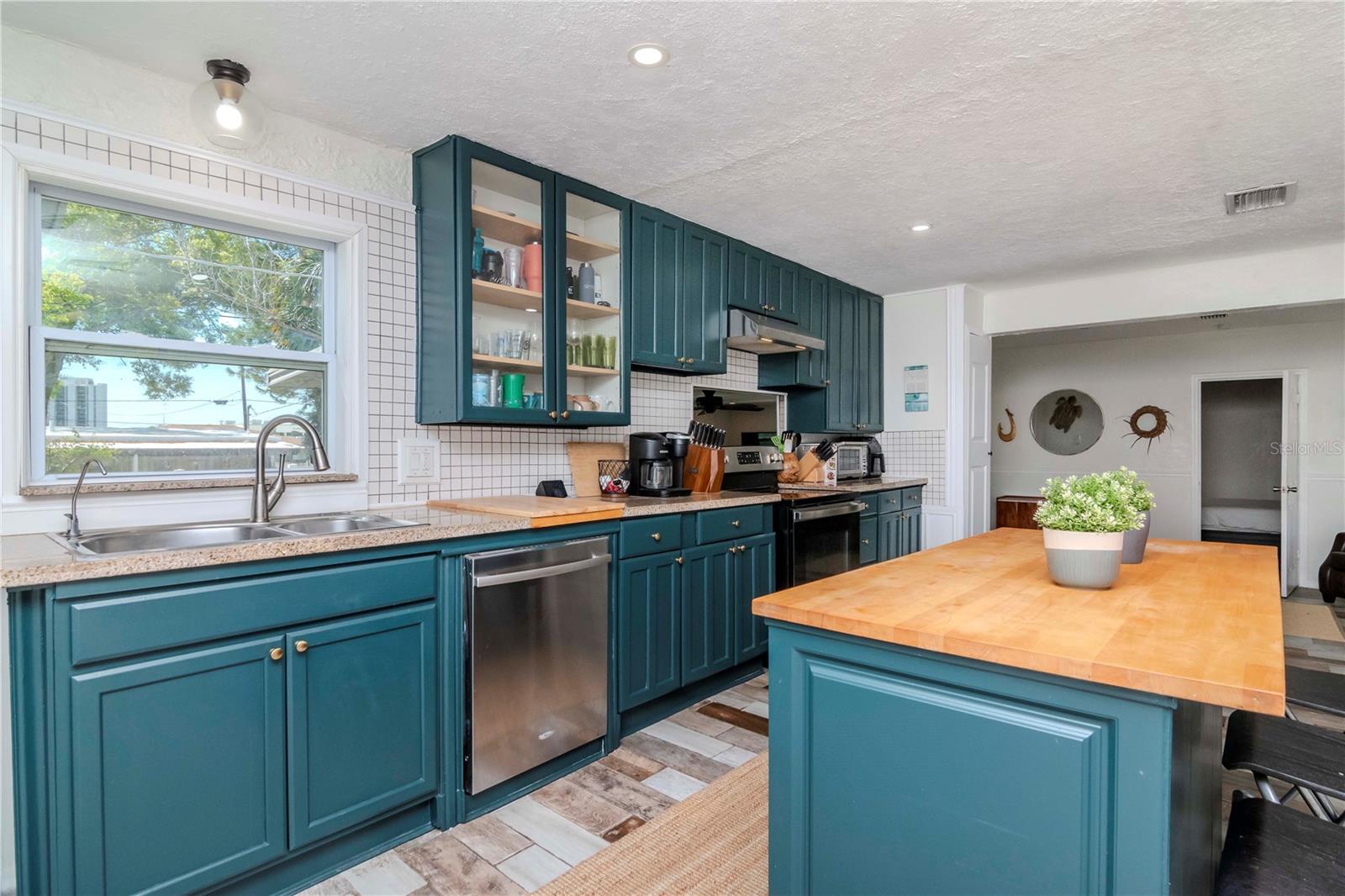 1528 W RIVER SHORE WAY