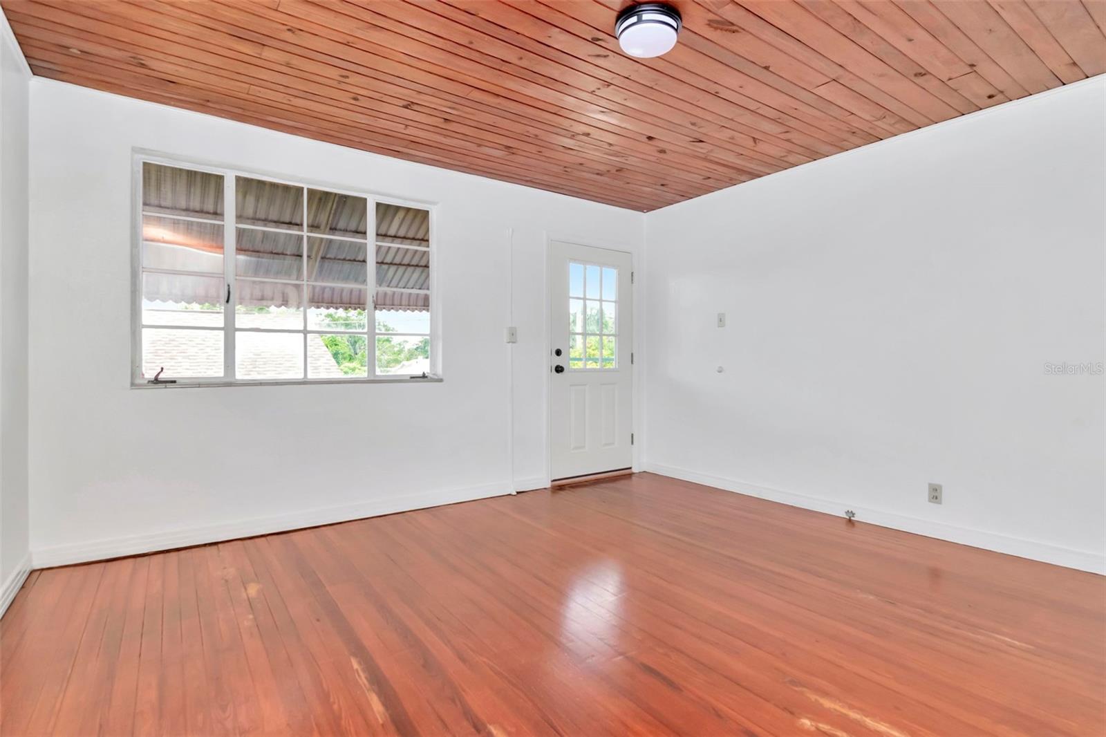 215 W VIOLET ST
