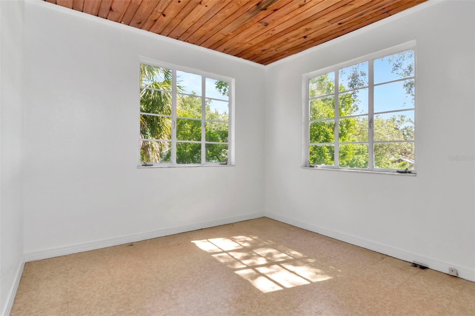 215 W VIOLET ST