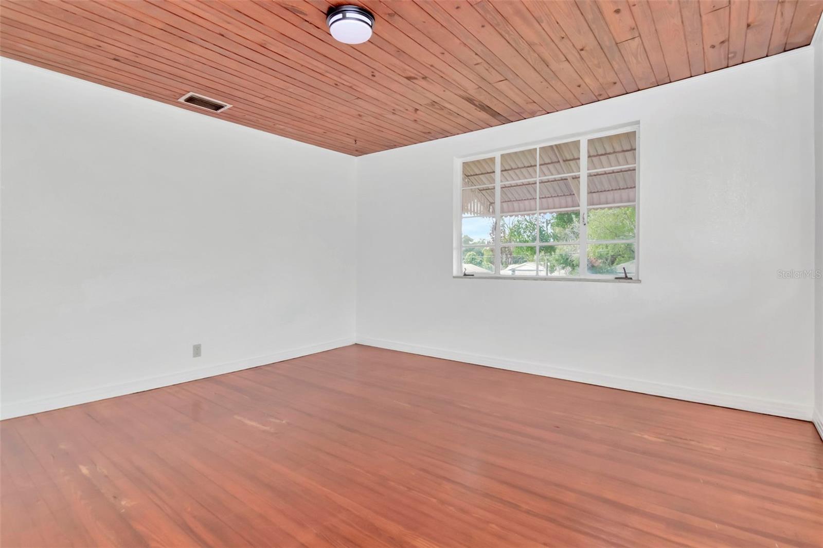 215 W VIOLET ST