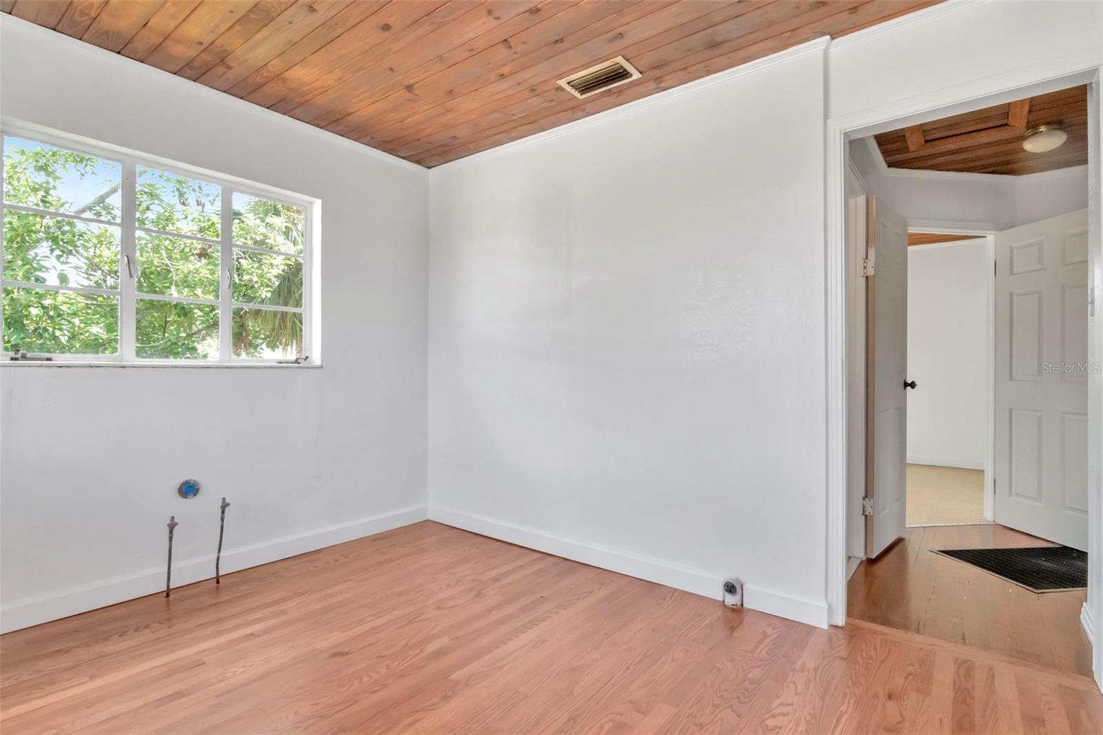 215 W VIOLET ST