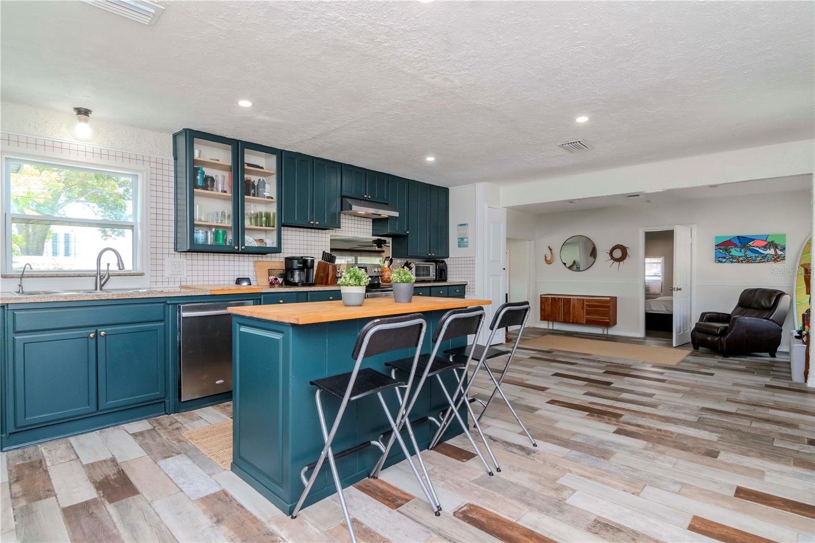 1528 W RIVER SHORE WAY