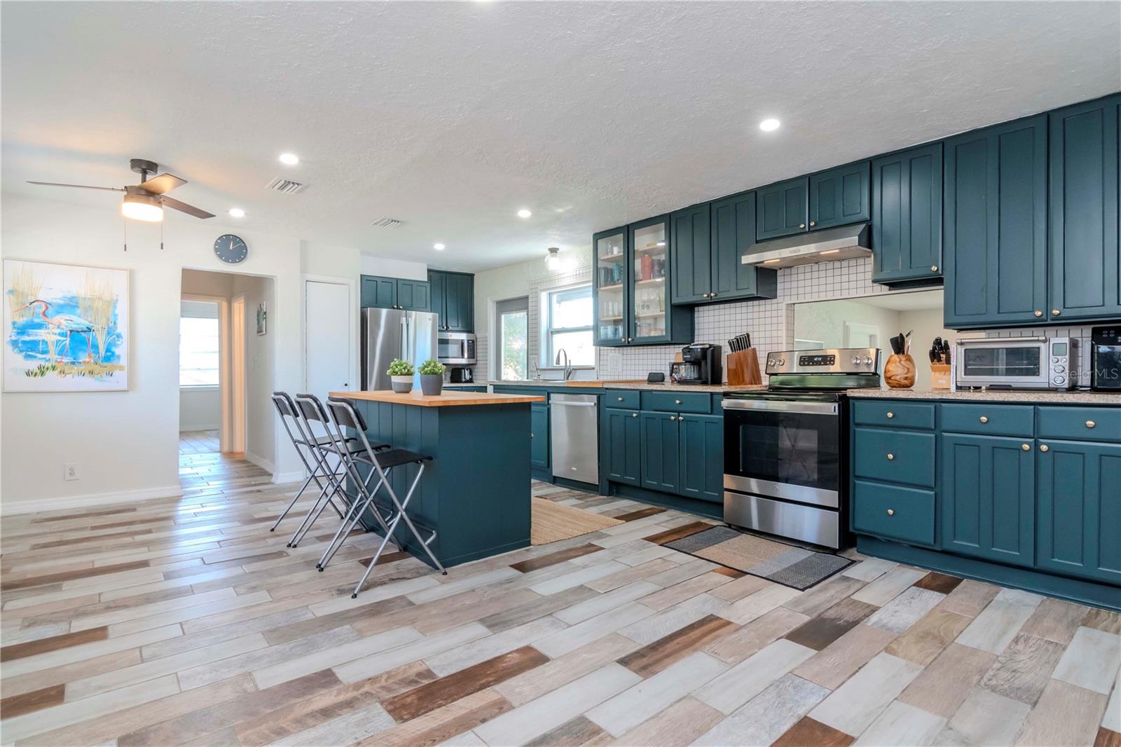 1528 W RIVER SHORE WAY