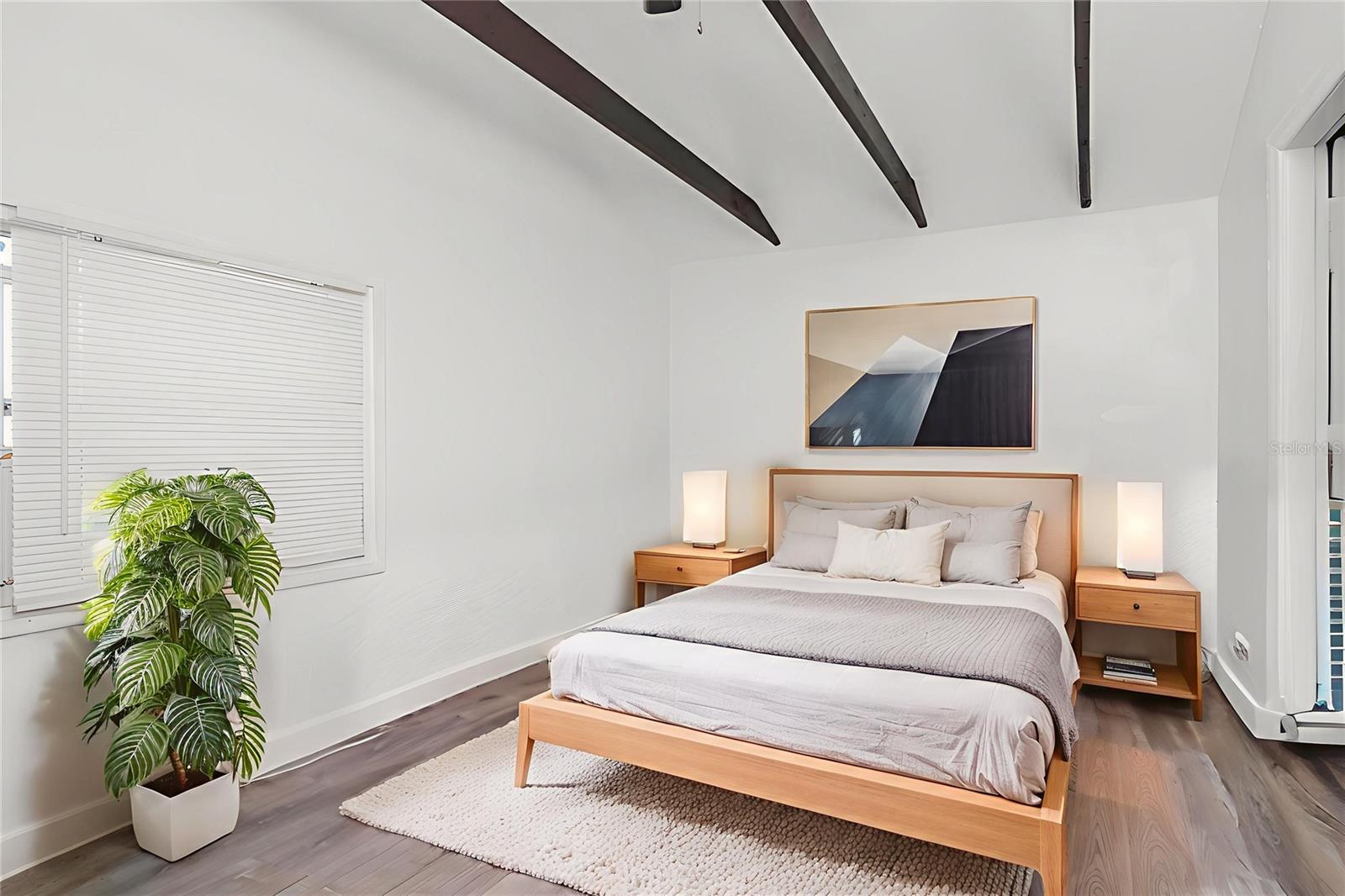 1528 W RIVER SHORE WAY