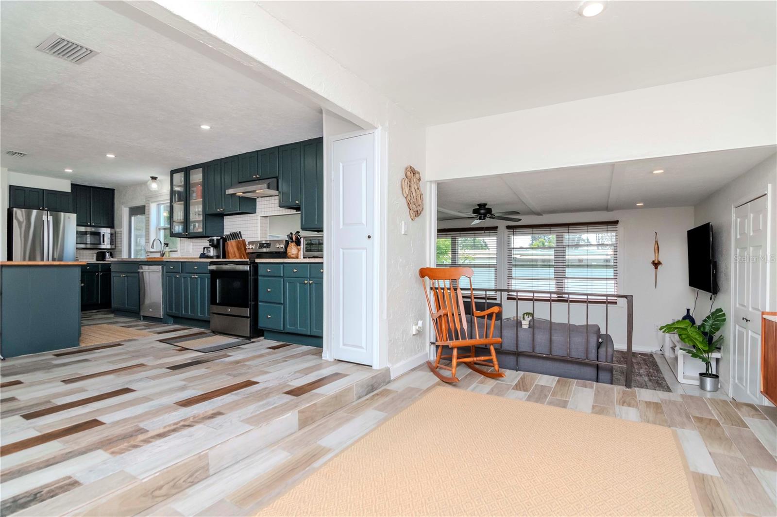 1528 W RIVER SHORE WAY